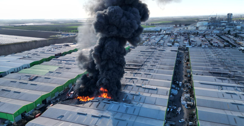 ADANA’DA PLASTİK GERİ DÖNÜŞÜM TESİSİNDE YANGIN ÇIKTI