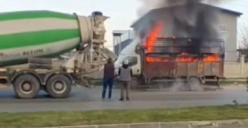 Mersin’de yanan kamyonete beton mikseri müdahale etti