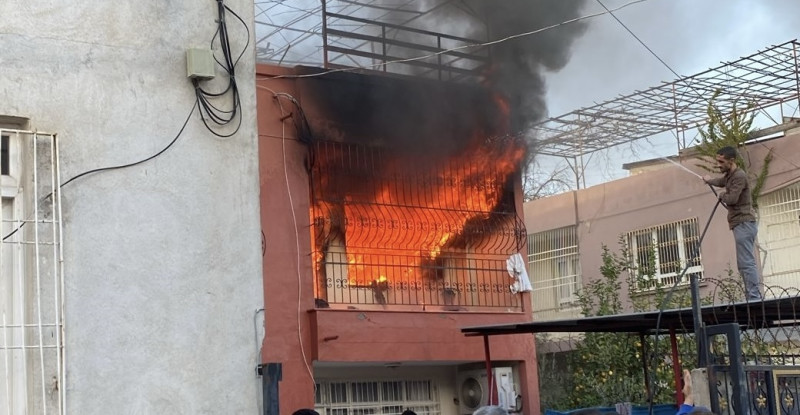 Adana merkez Sarıçam ilçesinde bir evde çıkan yangın hasara yol açtı