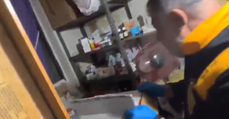 Adana’da 1314 kutu ilaç ve hap ele geçirildi, iş yerindeki şüpheli gözaltına alındı