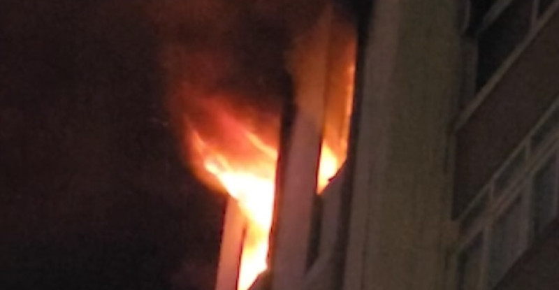 Adana’da bir kişi oturduğu evi ateşe verdi