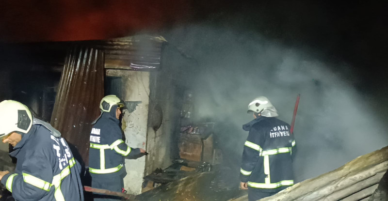 Adana’da evin bahçesinde peynir yapımında kullanılacak sütü kaynatmak için yakılan ateş yangına neden oldu