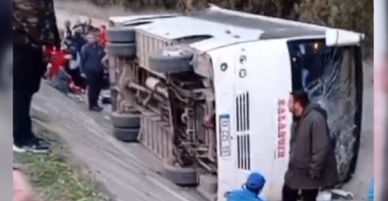 ADANA’DA SULAMA KANALINA DEVRİLEN İŞÇİ SERVİSİNDEKİ 10 KİŞİ YARALANDI