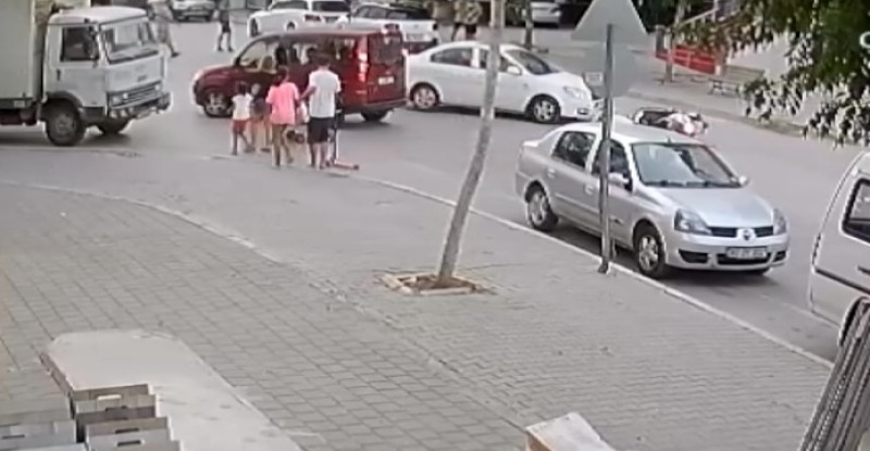 Adana’da bulvarla sokağın kesiştiği noktadaki trafik kazaları güvenlik kamerasında