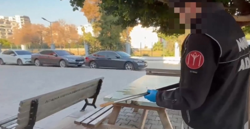 Adana’da suçüstü yakalanan 2 uyuşturucu satıcısı tutuklandı