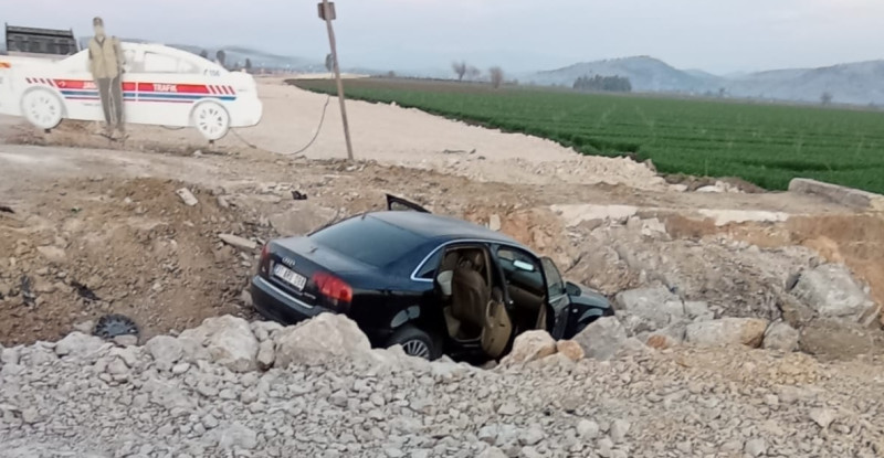 Adana’da çalışma yapılan yolda çukura düşen otomobildeki 5 kişi yaralandı