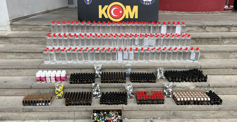 Adana’da kaçak 300 litre etil alkol ve 1000 aroma kiti ele geçirildi