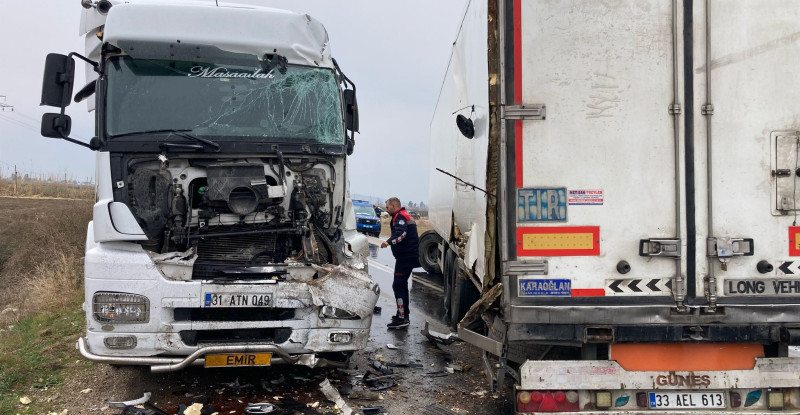 Osmaniye’de iki tırın çarpıştığı kazada 1 kişi yaralandı