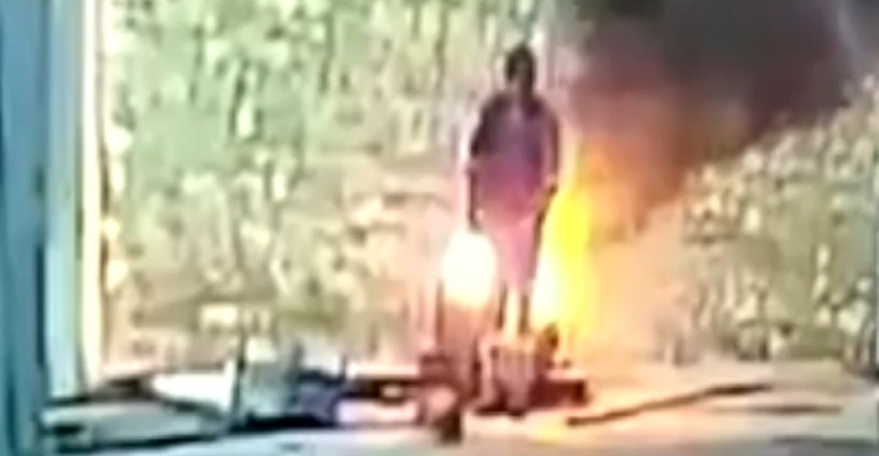 ADANA’DA BİR İŞÇİ KOVADA YAKILAN ATEŞTE ISINMAK İSTERKEN AZ KALSIN YANIYORDU…