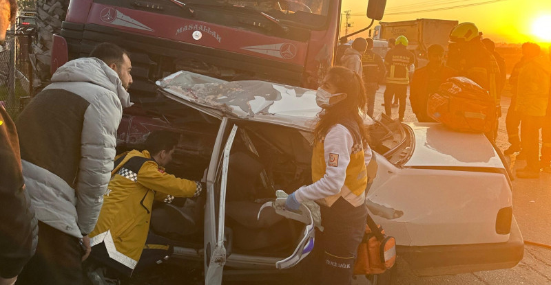 MERSİN’DE KAMYONLA ÇARPIŞAN OTOMOBİLİN SÜRÜCÜSÜ HAYATINI KAYBETTİ