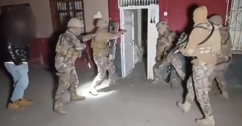 ADANA’DA UYUŞTURUCU OPERASYONUNDA FİRARİ 4 HÜKÜMLÜ VE 9 ŞÜPHELİ YAKALANDI…