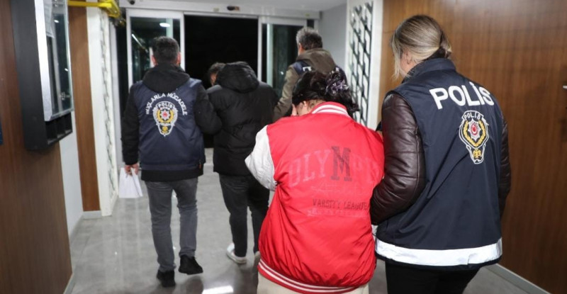 Mersin’de nitelikli dolandırıcılık ve yasa dışı bahis iddiasıyla 3 zanlı tutuklandı