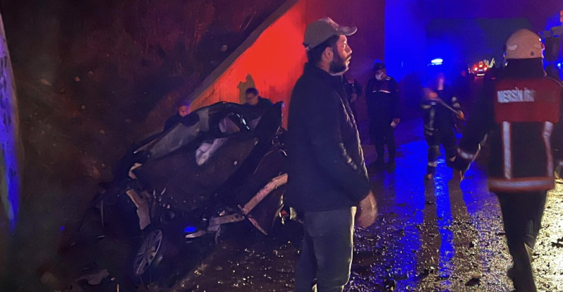 Mersin’de üst geçitten düşen otomobildeki 2 kişi yaralandı