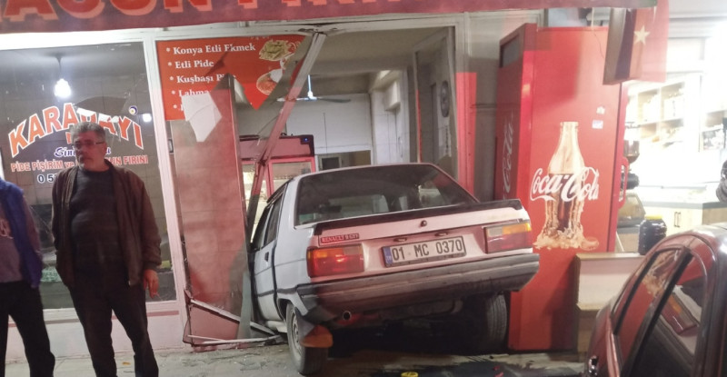 Mersin’de kontrolden çıkan otomobil fırına girdi