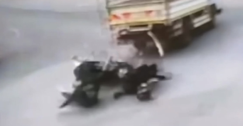 Mersin’de motosikletin kamyonete çarpması sonucu 2 kişi yaralandı