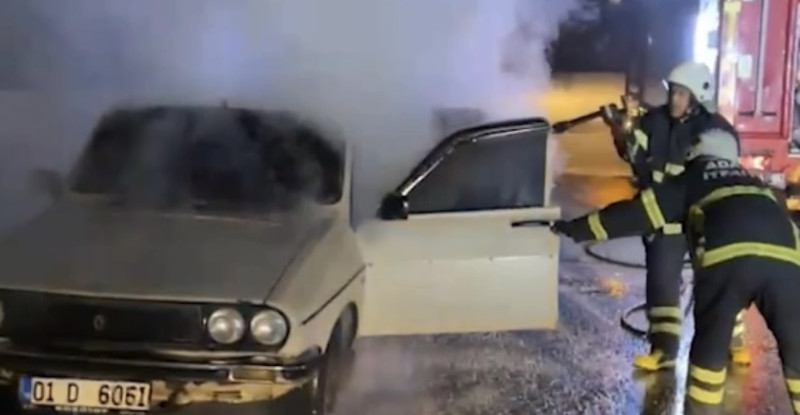 Adana’da park halindeyken yanan otomobil kullanılamaz hale geldi