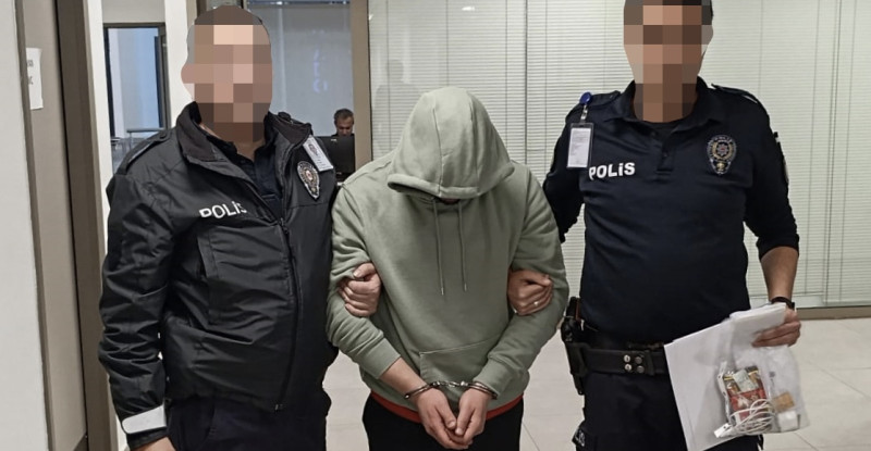 Mersin’de 157 ayrı dolandırıcılık suçundan aranan şüpheli sahte kimlik ve pasaportla yakalandı