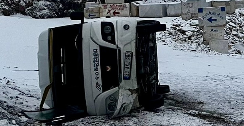 Mersin’de devrilen okul servisindeki 7 kişi kazayı yara almadan atlattı