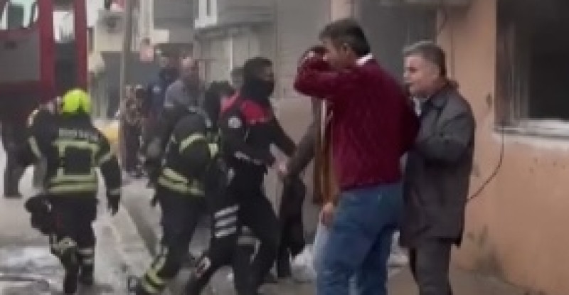 MERSİN’DE YANGIN ÇIKAN EVDE MAHSUR KALAN 3 ÇOCUK İTFAİYE EKİPLERİNCE KURTARILDI