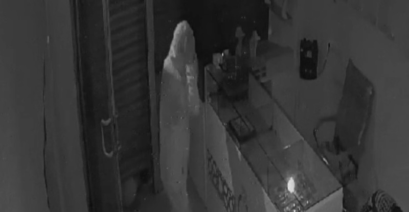 Adana’da iş yerlerinden hırsızlık yapan 2 zanlı güvenlik kamerası görüntülerinden belirlenerek yakalandı