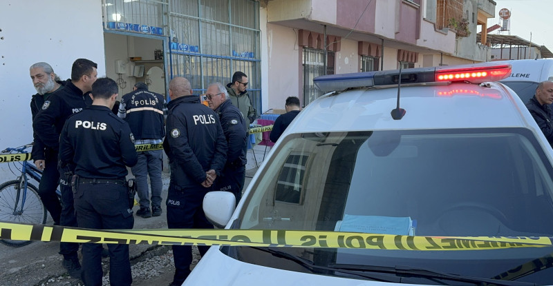 ADANA’DA BERBERDE SİLAHLI SALDIRIYA UĞRAYAN 24 YAŞINDAKİ GENÇ HAYATINI KAYBETTİ