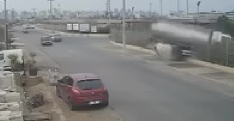 Adana’da seyir halindeki su tankeri alışveriş merkezinin otoparkına devrildi