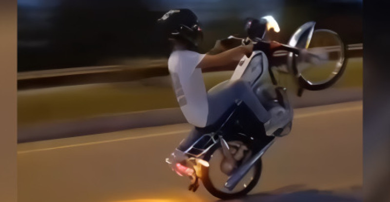 HATAY’DA MOTOSİKLETLE AKROBATİK HAREKETLER YAPAN SÜRÜCÜYE 13 BİN 601 LİRA CEZA UYGULANDI