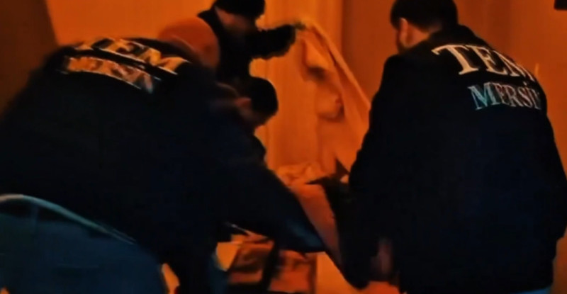 MERSİN’DE YASADIŞI SİLAH İMALATI VE KAÇAKÇILARINA YÖNELİK OPEYRASYONDA 3 ŞÜPHELİ GÖZALTINA ALINDI.. 353 TABANCA VE 913 SİLAH PARÇASI ELE GEÇİRİLDİ…!