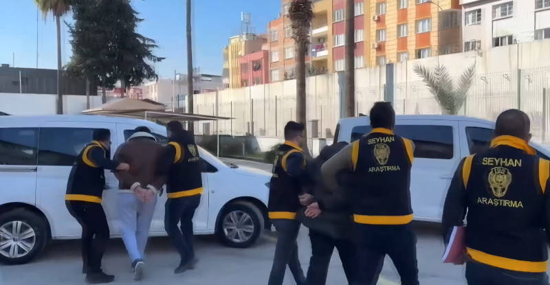 ADANA’DA OTOMOBİLİN ÖNÜNÜ KESTİKLERİ İŞ İNSANINI SİLAHLA TEHDİT EDİP 2 MİLYON LİRA HARAÇ İSTEDİLER