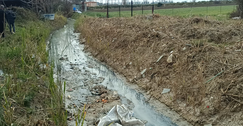 Kozan’da esnaf deredeki kirlilik ve kötü kokuya çözüm bekliyor