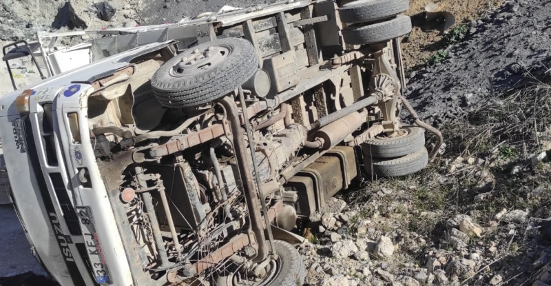 Mersin’in Tarsus ilçesinde şarampole devrilen kamyonetteki 3 kişi yaralandı