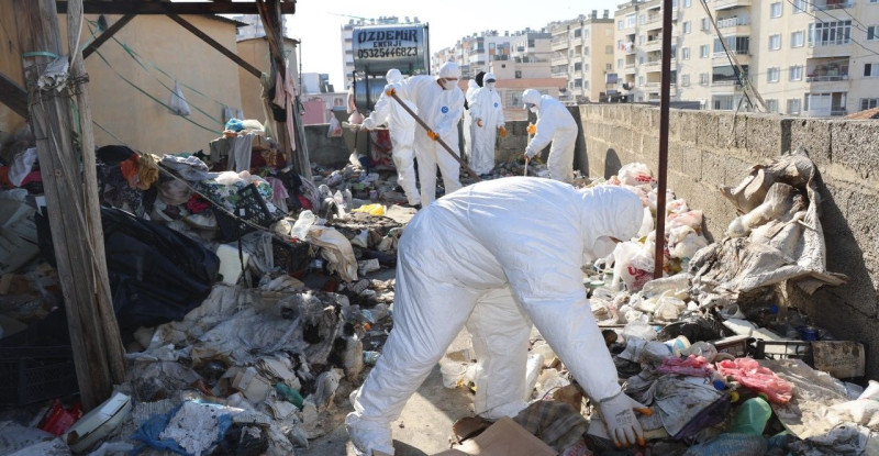 Mersin’de bir evden 10 ton çöp çıktı !