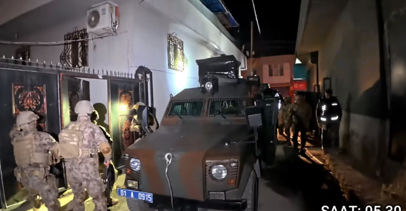 ADANA’DA SİLAHLI SUÇ ÖRGÜTÜNE BÜYÜK OPERASYON: 11 TUTUKLAMA