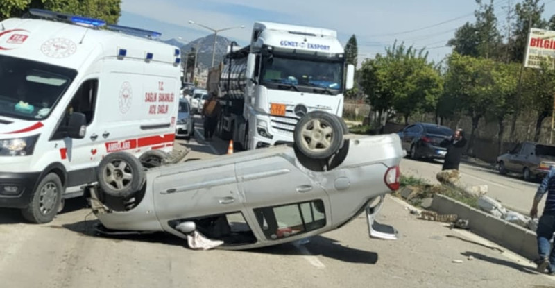Kozan’da aydınlatma direğine çarparak devrilen otomobilin sürücüsü yaralandı