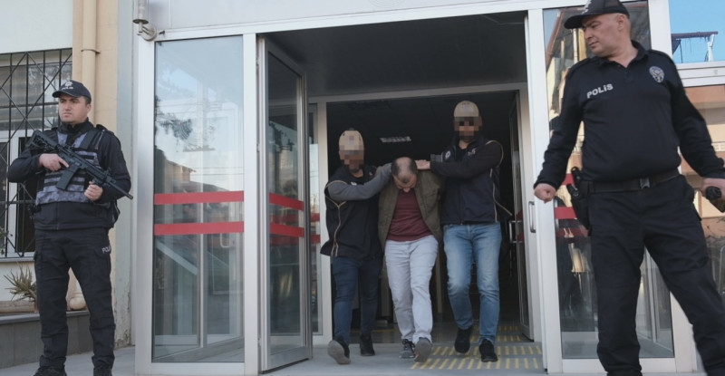 MERSİN’DE SOSYAL MEDYADA CUMHURBAŞKANI ERDOĞAN VE AİLESİNE HAKARET EDEN ZANLI TUTUKLANDI