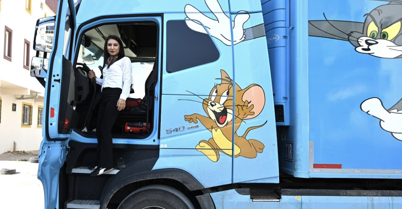 Tır şoförü kocasından etkilenen kadın direksiyon başına geçti