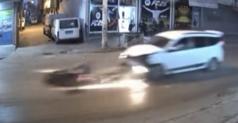 Adana’da hafif ticari araç ile motosikletin çarpıştığı kaza güvenlik kamerasında