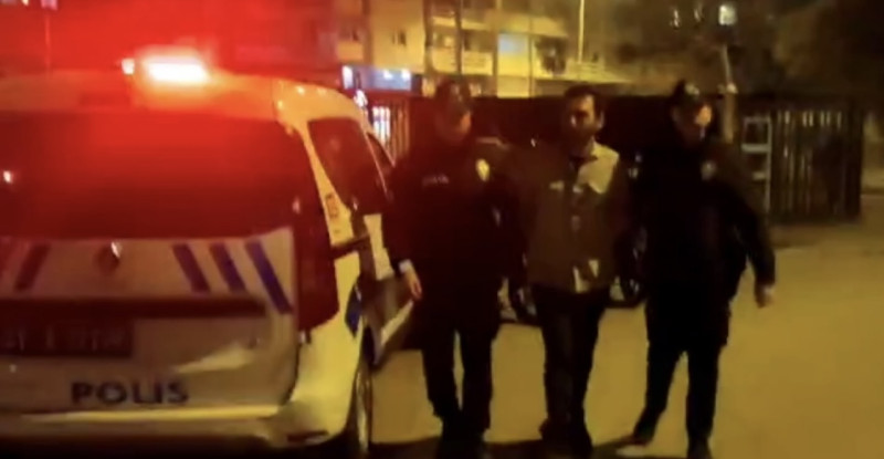 Adana’da 37 suçtan 12,5 yıl hapis cezasıyla aranan hükümlü polisi görüp panikleyince yakalandı
