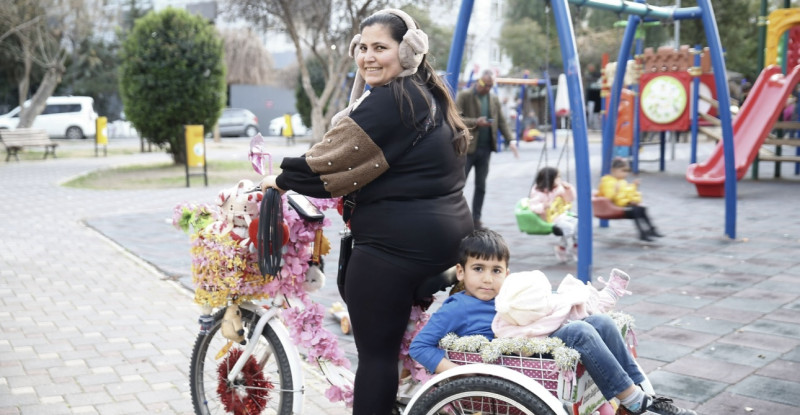 Süslü ve müzikli bisikleti 4 çocuklu annenin ulaşım aracı oldu
