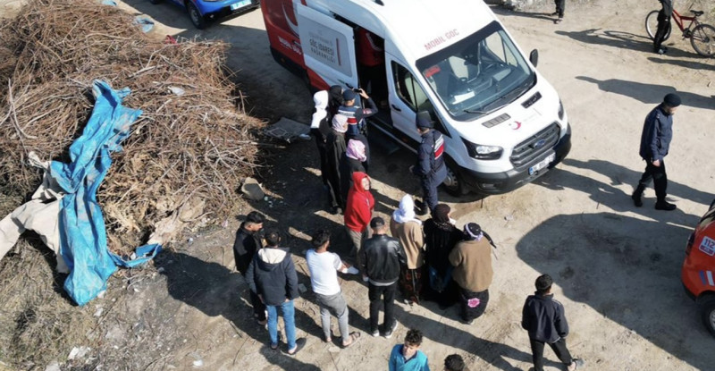 Mersin’de yurda yasa dışı yollarla girdikleri belirlenen 9 yabancı uyruklu yakalandı, göçmen kaçakçılığı yaptıkları iddiasıyla 3 şüpheli gözaltına alındı