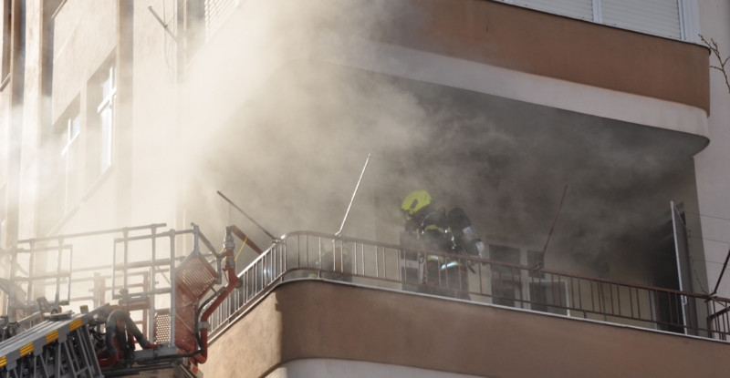 Mersin’de apartman dairesinde çıkan yangın itfaiye ekiplerince söndürüldü