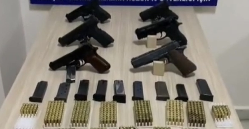 OSMANİYE’DE BİR EVDE 6 RUHSATSIZ TABANCA ELE GEÇİRİLDİ