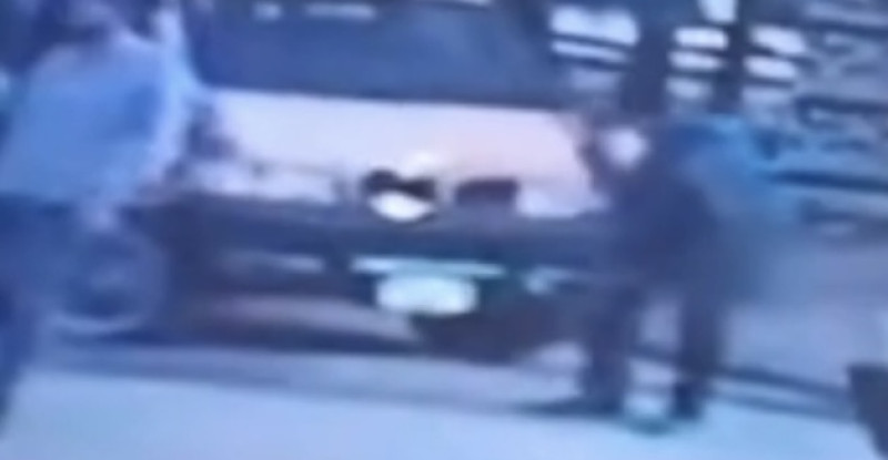 Adana’da kadının düşürdüğü altın bileziği aldığı öne sürülen kişi kamerada