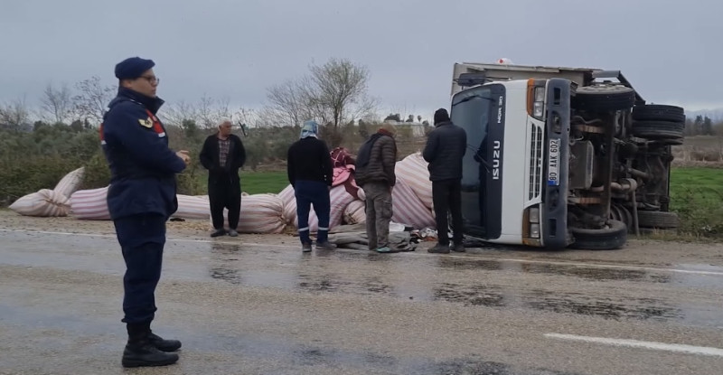 OSMANİYE’DE TIR İLE KAMYONUN KARIŞTIĞI KAZADA 3 KİŞİ YARALANDI