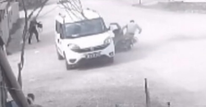 Hatay’da motosikletin hafif ticari araca çarptığı kaza güvenlik kamerasında