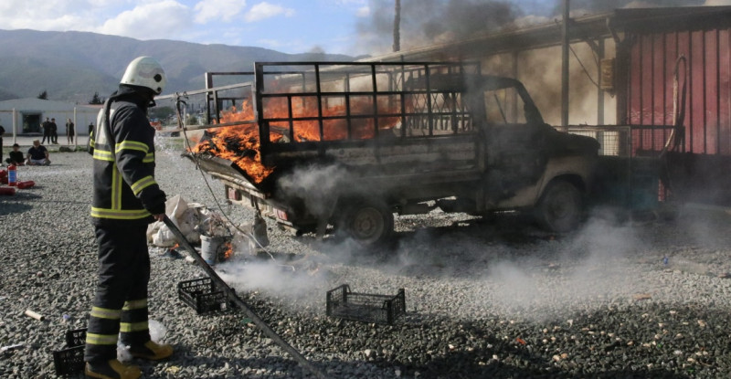 Hatay’da park halindeki kamyonette çıkan yangın ekiplerin müdahalesiyle söndürüldü