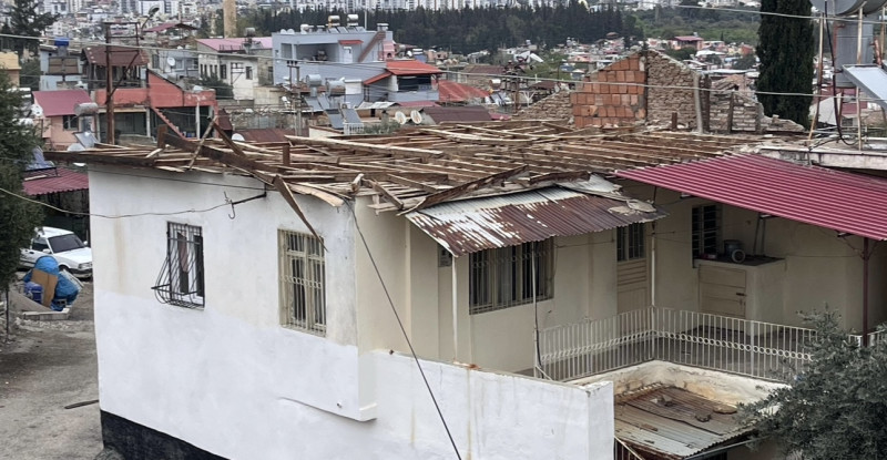 Adana’da şiddetli rüzgarda müstakil evin çatısı uçtu