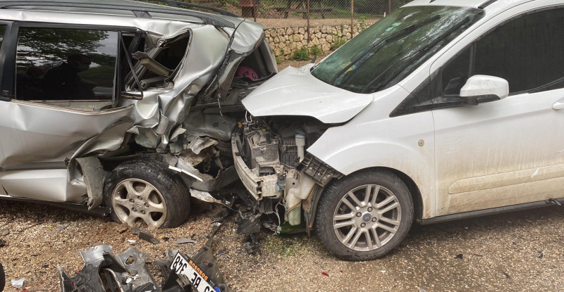 Adana’da cenazeden dönenlerin bulunduğu araç otomobile çarptı, 7 kişi yaralandı