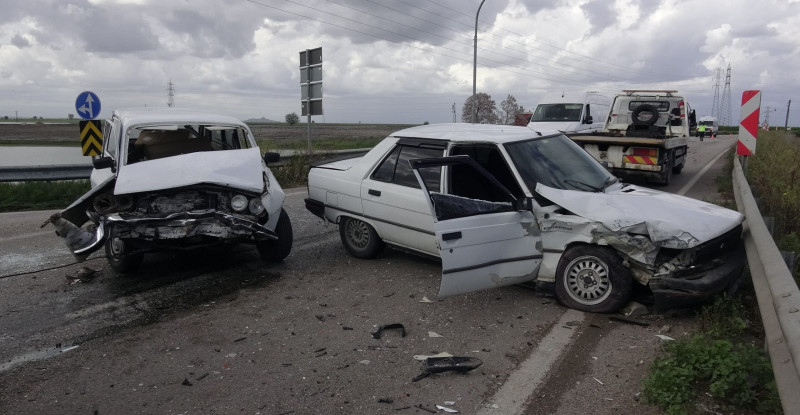 Adana’da 2 otomobilin çarpıştığı kazada 4 kişi yaralandı