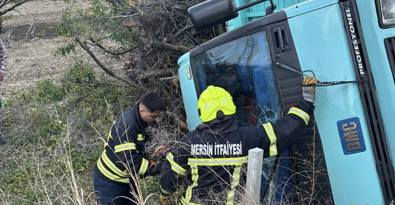 Mersin’in Tarsus ilçesinde devrilen kamyonun sürücüsü yaralandı